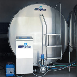 Horizontal milk cooling tanks with automatic washing